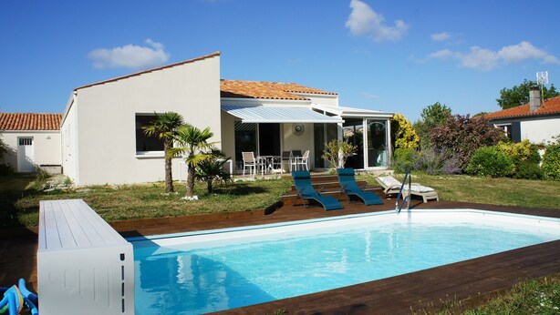 A modern house with a swimming pool, a patio with lounge chairs, and a garden. - Beautiful 160m² Villa with Heated Pool in Perigny (Perigny)