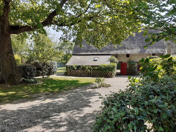 Property grounds - Charming thatched cottage between land and sea. (Herbignac)