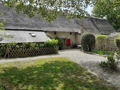 Charming thatched cottage between land and sea.