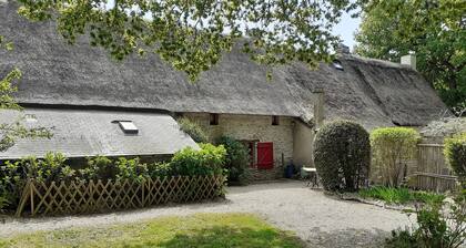 Charming thatched cottage between land and sea.