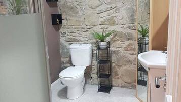 Cottage | Bathroom | Shower, free toiletries, towels, soap