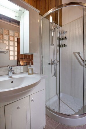 Een douche, een haardroger, handdoeken, zeep