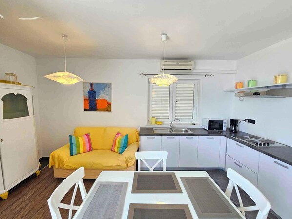 ثلاجة، ميكروويف، موقد طهي مسطح، ماكينة لصنع القهوة/الشاي