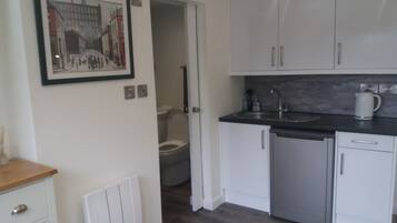 Estudio | Cocina privada | Frigorífico, microondas, placa de cocina y cafetera o tetera