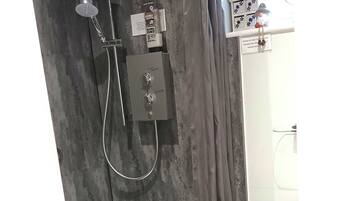 Estúdio | Banheiro | Chuveiro, secador de cabelo, toalhas de banho