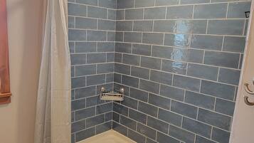 Ensemble douche/baignoire, sĂšche-cheveux, serviettes fournies, savon