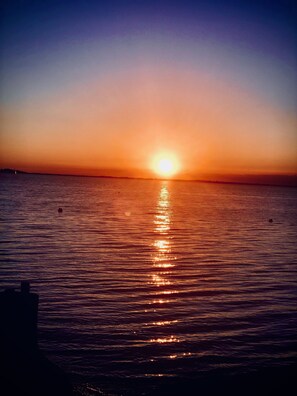 In Strandnähe, Liegestühle, Strandtücher