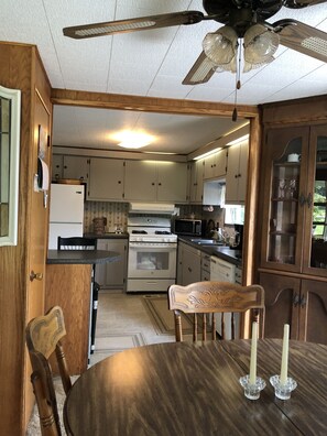 冷蔵庫、電子レンジ、オーブン、コンロ