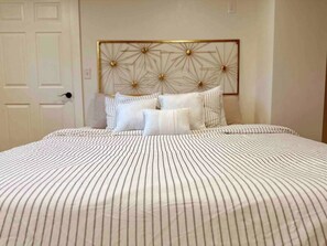 1 bedroom, WiFi, bed sheets - Cozy King Apt Suite w/ Fire Pit & Mountain Views (Bryson City)