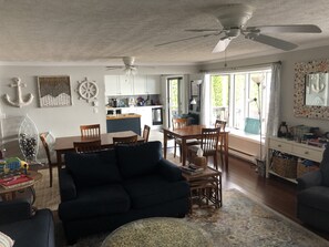 Smart-TV, Kamin, DVD-Player, Bücher