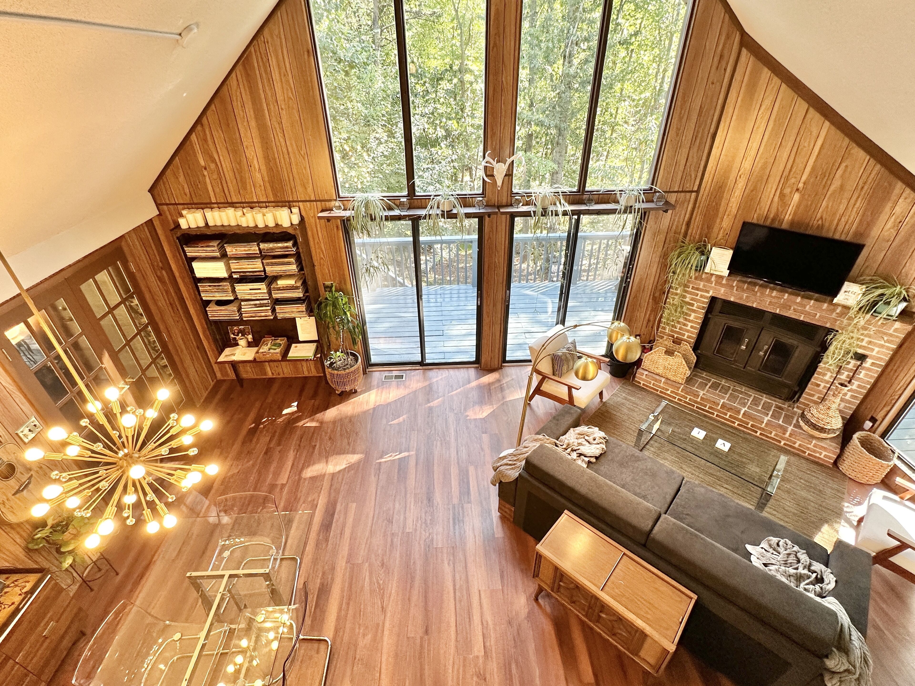 Newly-Updated + Retro-Style Cabin + For People w/Dogs + Fireplace + Woods + Cool