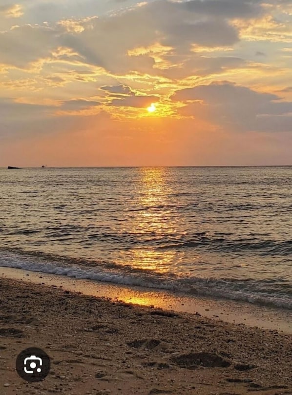 Nær stranden, solsenger og strandhåndklær
