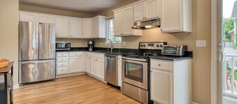 Quiet street one block to shops, restaurants & waterfront. Barn with AC TV &WIFI