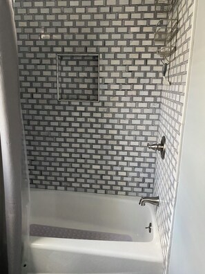 Ensemble douche/baignoire, baignoire à jets, sèche-cheveux