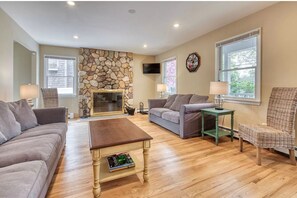 Smart TV, fireplace, ping pong