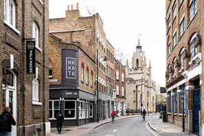 Point of interest - Large, stylish 2-bedroom flat just off Bermondsey Street, perfect location... (London)