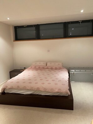 2 bedrooms, desk, iron/ironing board, free WiFi - Large, stylish 2-bedroom flat just off Bermondsey Street, perfect location... (London)