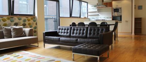 Smart-TV, Bücher, Stereoanlage