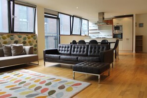 Smart TV, books, stereo - Large, stylish 2-bedroom flat just off Bermondsey Street, perfect location... (London)