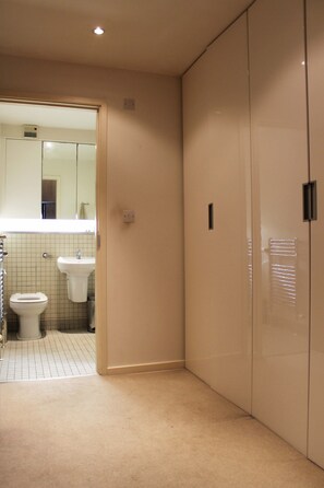 Combined shower/tub, eco-friendly toiletries, hair dryer, towels - Large, stylish 2-bedroom flat just off Bermondsey Street, perfect location... (London)