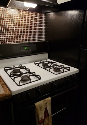 Een koelkast, een microgolfoven, een oven, een kookplaat