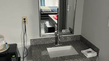 Honeymoon Studio Suite | Premium bedding, desk, blackout drapes, soundproofing