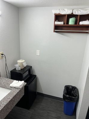 Premium bedding, desk, blackout curtains, soundproofing - Rodeway Inn Commerce (Commerce)