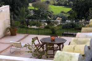 Outdoor dining - Nice apartment with private terrace. Shared pool. In Donnafugata, Sicily (Donnafugata)