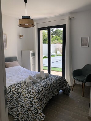 6 bedrooms, desk, iron/ironing board, travel cot