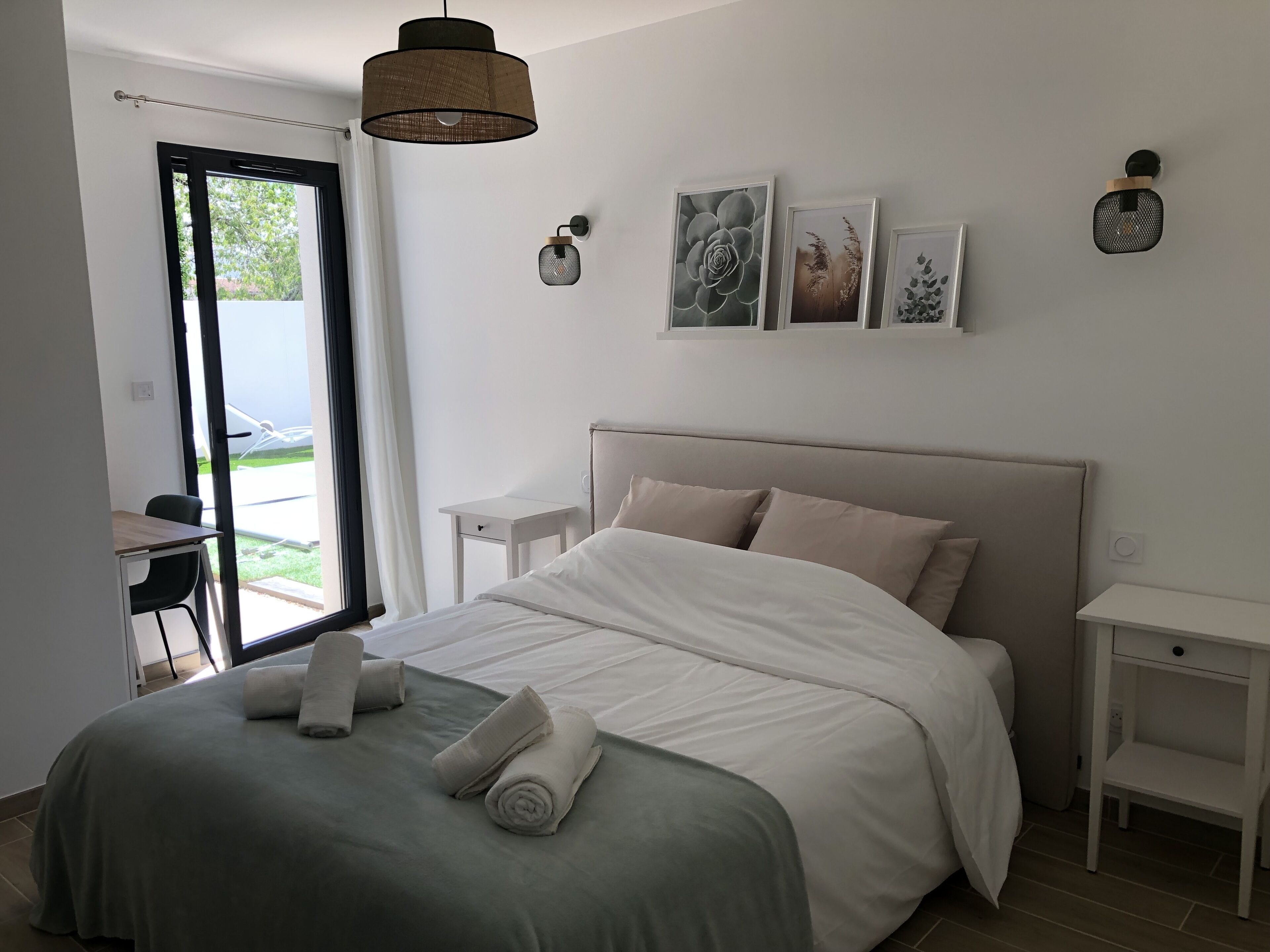 6 室のベッドルーム、デスク、アイロン / アイロン台、旅行用ベビーベッド