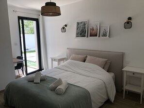 6 bedrooms, desk, iron/ironing board, travel cot