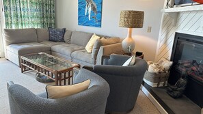 TV connectée, cheminée, jeux vidéo, livres