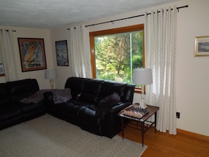 Smart TV - Quiet Bird River Bungalow and Nature Retreat Pet Friendly  (Middle River)