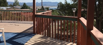Captain's Quarters: Home on 1/2 acre, pets okay, circle drive, new Trex deck.