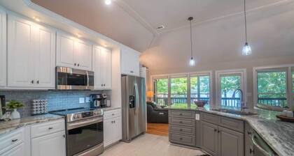 Crane Lakehouse by Chatuge Home Concierge <br>Fire pit, hot tub, private dock, boat slip