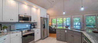 Crane Lakehouse- by Chatuge Home Concierge <br>Fire pit, hot tub, private dock, boat slip