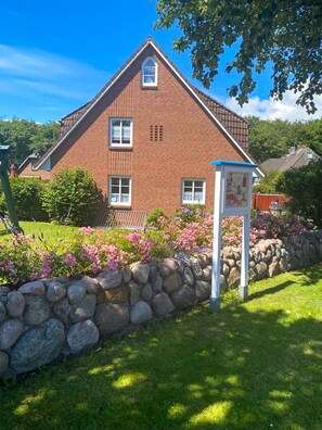 Exterior - "Beautiful apartment with private garden terrace" | close to the beach and center | WLAN (Wyk auf Föhr)