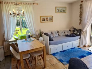 Smart TV, books - "Beautiful apartment with private garden terrace" | close to the beach and center | WLAN (Wyk auf Föhr)