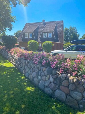 Property grounds - "Beautiful apartment with private garden terrace" | close to the beach and center | WLAN (Wyk auf Föhr)