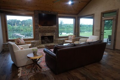 Secluded East Texas Getaway with 22 Acre Private Lake