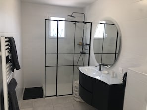 Chuveiro, secador de cabelo, toalhas de banho, sabonete