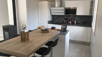 Réfrigérateur, micro-ondes, four, plaque de cuisson