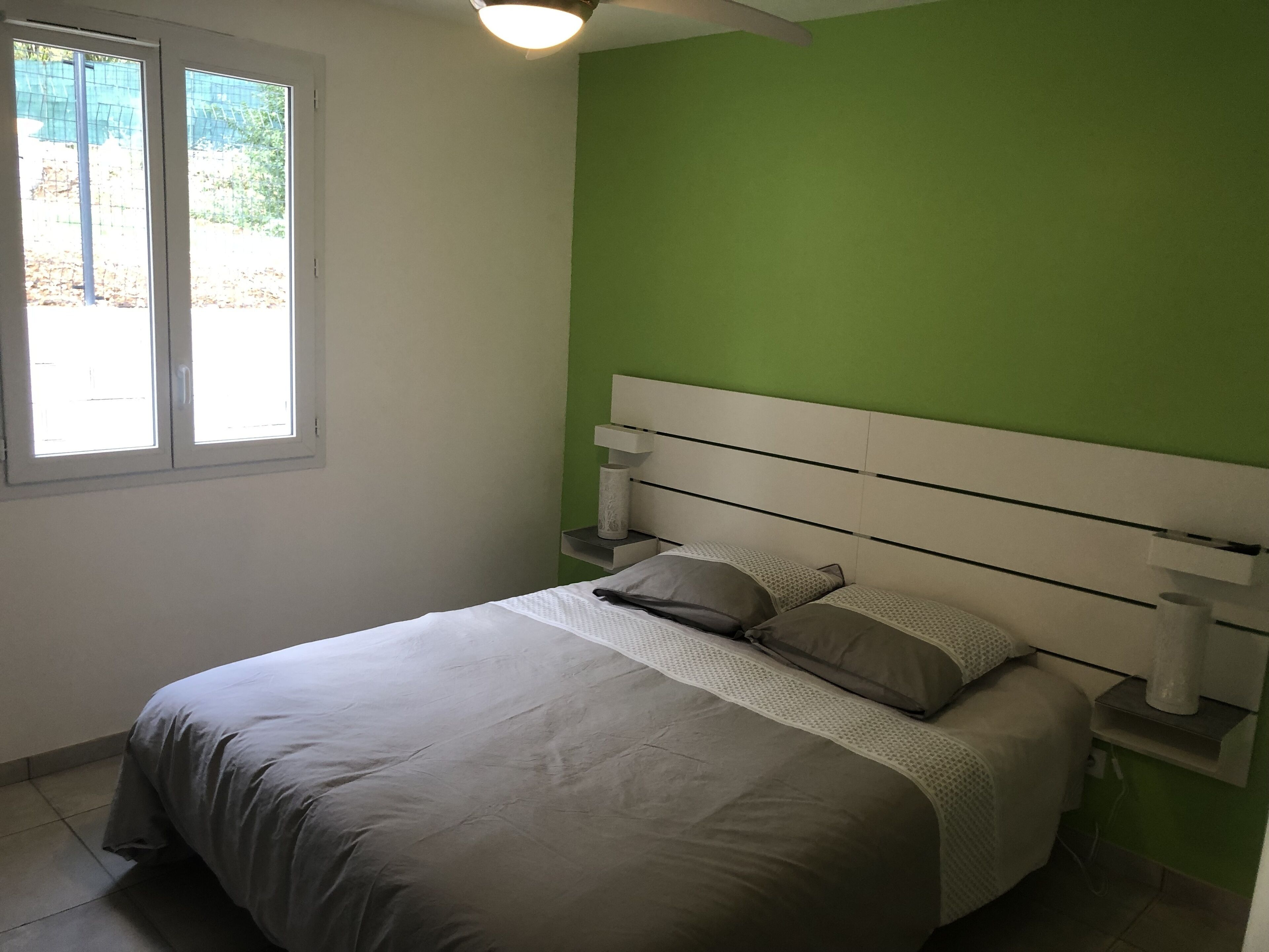 3 chambres, fer et planche à repasser, lit de bébé portatif