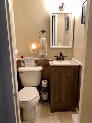 Ensemble douche/baignoire, baignoire à jets, sèche-cheveux