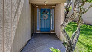 A front entrance with a blue door, number 15, and a wreath. - Beautiful family beach townhome getaway (Fernandina Beach)