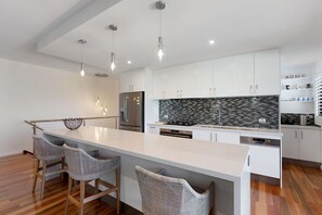 Fridge, microwave, dishwasher - Luxury 5 bedroom home with private pool and spectacular ocean views (Airlie Beach)