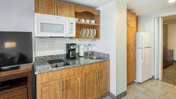 Réfrigérateur, micro-ondes, plaque de cuisson, cafetiÚre/bouilloire