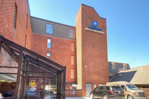 A brick building with a sign reading "Wyndham Inn on the Harbor." - Wyndham Inn on the Harbor, perfect location (Newport)