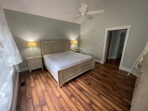 7 chambres, coffres-forts dans les chambres, lit parapluie