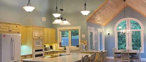 雪櫃、微波爐、焗爐、爐具